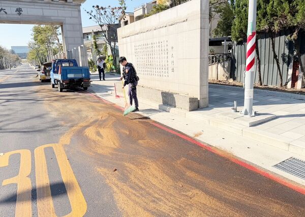 ▲中壢警方女警黃琪崴主動以木屑鋪灑路面，避免人車打滑發生事故。（圖／中壢警方提供）