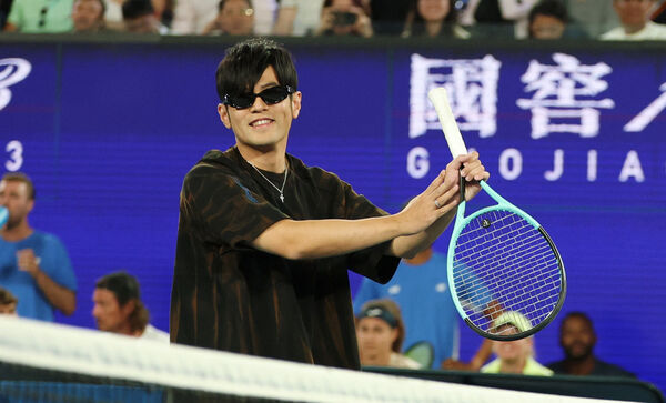 周杰倫澳網穿搭超講究！Gentle Monster墨鏡搭個人品牌聯名潮鞋迎戰