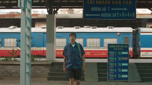 ▲▼新加坡主持人楊君偉擔任《列車人生》旅人，見證越南「河內火車街」 體驗火車擦身驚險瞬間。（圖／公共電視、新傳媒提供）