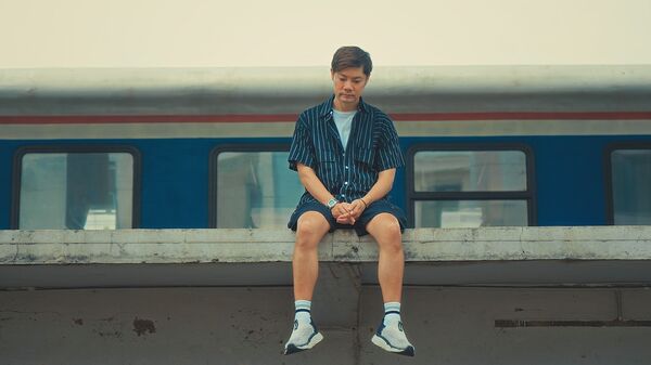 ▲▼新加坡主持人楊君偉擔任《列車人生》旅人，見證越南「河內火車街」 體驗火車擦身驚險瞬間。（圖／公共電視、新傳媒提供）