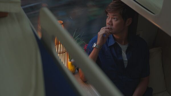 ▲▼新加坡主持人楊君偉擔任《列車人生》旅人，見證越南「河內火車街」 體驗火車擦身驚險瞬間。（圖／公共電視、新傳媒提供）