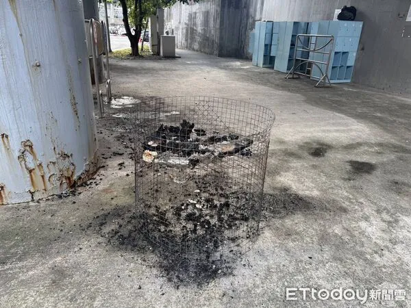 ▲基隆火車站旁縱火 街友辯稱燒垃圾取暖。（圖／記者郭世賢翻攝）