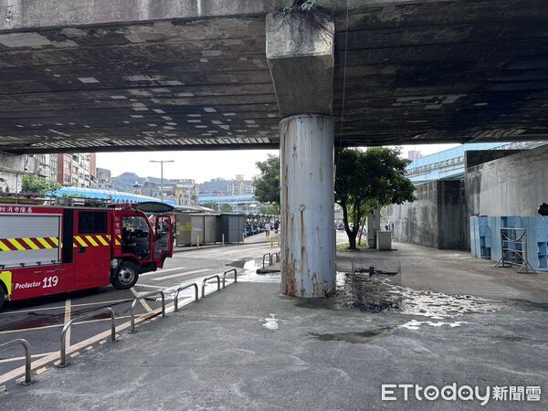 ▲基隆火車站旁縱火 街友辯稱燒垃圾取暖。（圖／記者郭世賢翻攝）