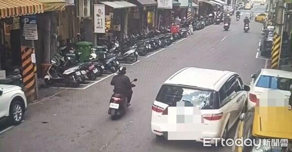 ▲基隆男擦撞路邊車露馬腳 警搜出6顆「喪屍煙彈」。（圖／記者郭世賢翻攝）