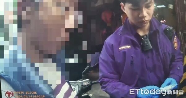 ▲基隆男擦撞路邊車露馬腳 警搜出6顆「喪屍煙彈」。（圖／記者郭世賢翻攝）