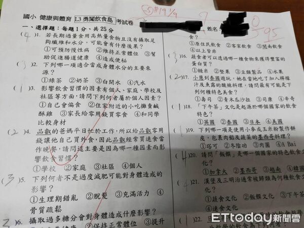 考卷沒寫名字95分→0分！毒舌老師回任復仇　學生家長全崩潰