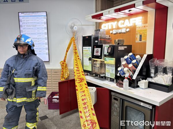 ▲蔣女噴灑消毒酒精在桌面(紅圈處)，再以打火機點燃引發火勢。（圖／記者陸運陞翻攝）