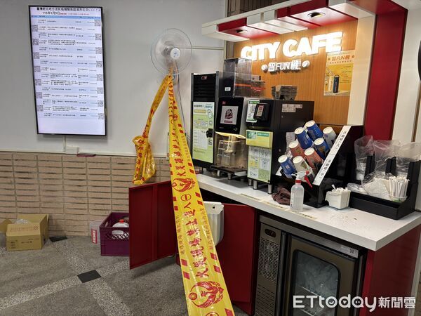 ▲蔣女噴灑消毒酒精在桌面(紅圈處)，再以打火機點燃引發火勢。（圖／記者陸運陞翻攝）