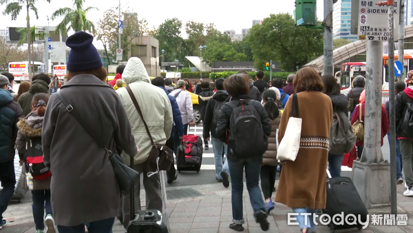 ▲▼天氣,寒流,大衣,厚外套,冷天氣。（圖／記者姜國輝攝）