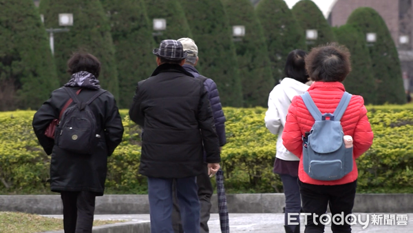 ▲▼天氣,寒流,大衣,厚外套,冷天氣。（圖／記者姜國輝攝）