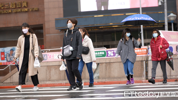 ▲▼天氣,寒流,大衣,厚外套,冷天氣。（圖／記者姜國輝攝）