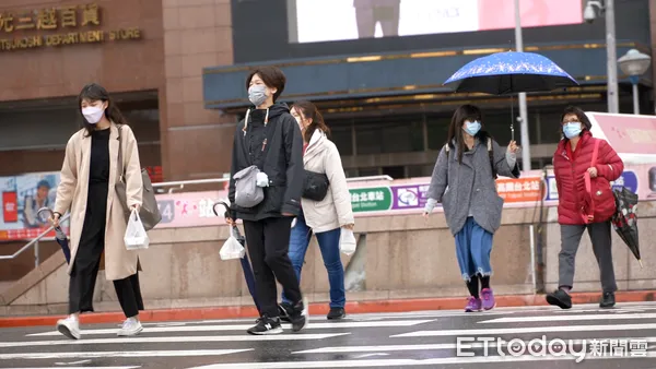 ▲▼天氣,寒流,大衣,厚外套,冷天氣。（圖／記者姜國輝攝）