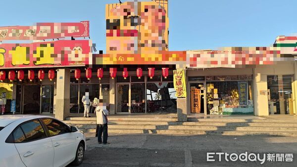 ▲桶仔雞店玻璃門被撞破。（圖／記者陳崑福翻攝）