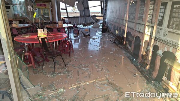 ▲桶仔雞店玻璃門被撞破。（圖／記者陳崑福翻攝）