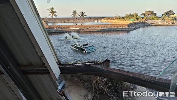▲桶仔雞店玻璃門被撞破。（圖／記者陳崑福翻攝）