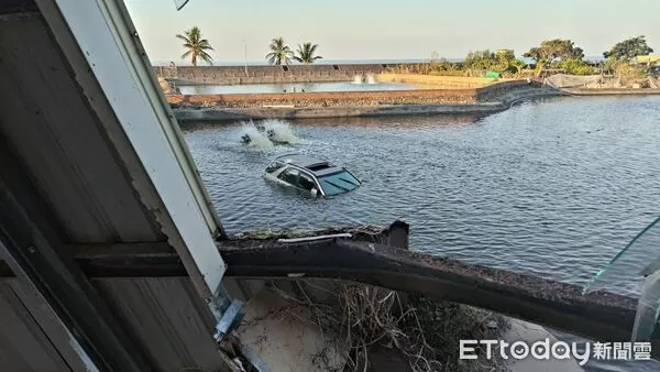 ▲桶仔雞店玻璃門被撞破。（圖／記者陳崑福翻攝）