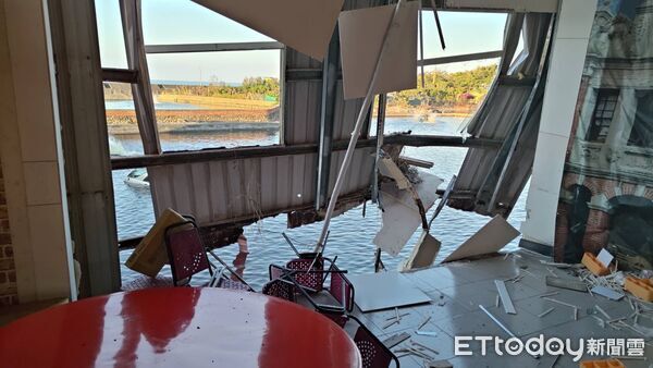 ▲桶仔雞店玻璃門被撞破。（圖／記者陳崑福翻攝）