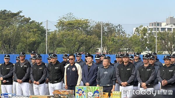 ▲▼       經典賽中華隊開訓 ，會長蔡其昌、運動部部長李洋、總教練曾豪駒  。（圖／記者王真魚攝）