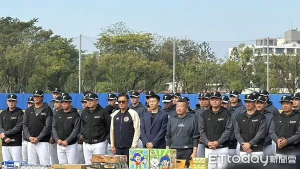 ▲▼       經典賽中華隊開訓 ，會長蔡其昌、運動部部長李洋、總教練曾豪駒  。（圖／記者王真魚攝）