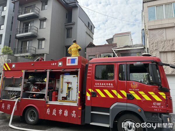 ▲▼疑施工惹禍！高雄透天厝鐵皮屋竄火勢　消防出動8車灌救。（圖／記者吳世龍攝）
