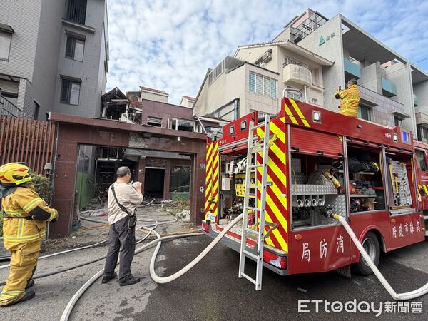▲▼疑施工惹禍！高雄透天厝鐵皮屋竄火勢　消防出動8車灌救。（圖／記者吳世龍攝）