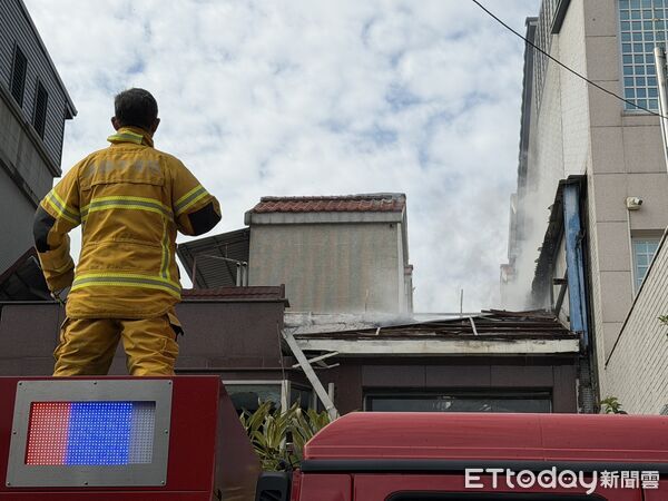▲▼疑施工惹禍！高雄透天厝鐵皮屋竄火勢　消防出動8車灌救。（圖／記者吳世龍攝）