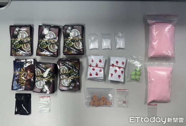 ▲▼黃姓通緝犯毒駕還藏大量毒品，放停車場的機車還搜出改造手槍及子彈             。（圖／記者陳以昇翻攝）