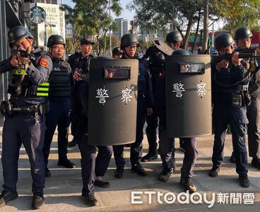 「文林北路在抓誰」北投警荷槍實彈封鎖銀行　路人驚嚇停下關心