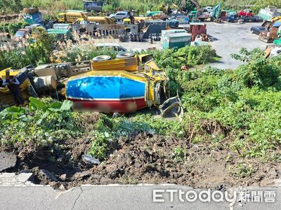快訊／驚險畫面曝！新北水泥車墜5米深邊坡...駕駛受困送醫