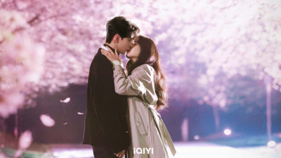 陸劇男神重現韓團「抖肩撒嬌舞」萌翻　櫻花樹下被捧臉狂親羞了！