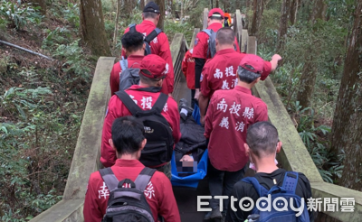 山友溪頭鳳凰山林道失溫昏迷　警消合力送下山就醫
