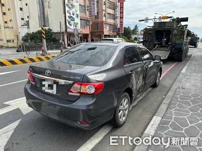 屏東自小客擦撞雲豹裝甲車！後方轎車又撞軍車　市區交通癱瘓