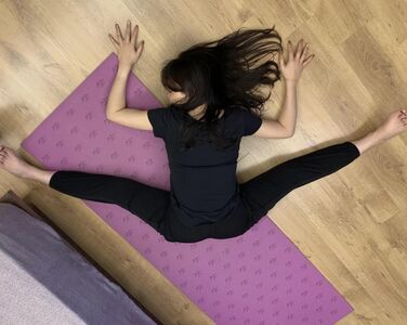 名醫妻等初選電話！「拉筋拉到睡著」動作超狂　網讚：姿勢超美