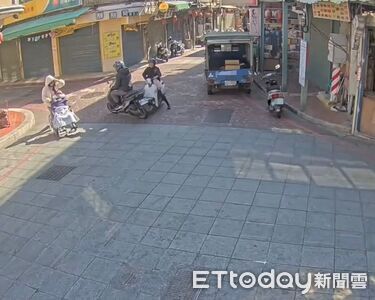 金門機車路口碰撞！女騎士下車撿東西...然後跑了　警全面追緝