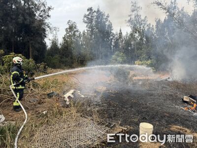 金門金寧鄉大學路雜草火警！燃燒約300平方公尺　消防急灌救