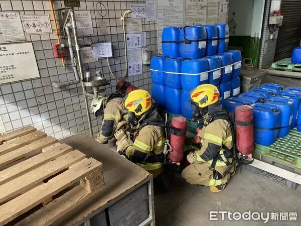 ▲南消新營分隊於榮眾科技新營廠辦理危害性化學品搶救演練，模擬化學品洩漏引發火災。（記者林東良翻攝，下同）