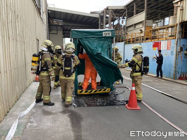 ▲南消新營分隊於榮眾科技新營廠辦理危害性化學品搶救演練，模擬化學品洩漏引發火災。（記者林東良翻攝，下同）