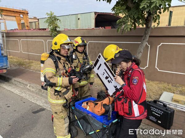 ▲南消新營分隊於榮眾科技新營廠辦理危害性化學品搶救演練，模擬化學品洩漏引發火災。（記者林東良翻攝，下同）
