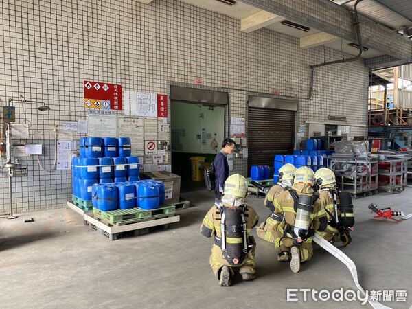 ▲南消新營分隊於榮眾科技新營廠辦理危害性化學品搶救演練，模擬化學品洩漏引發火災。（記者林東良翻攝，下同）