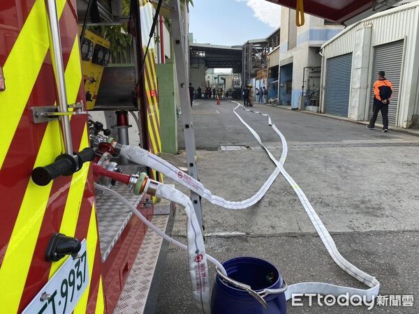 ▲南消新營分隊於榮眾科技新營廠辦理危害性化學品搶救演練，模擬化學品洩漏引發火災。（記者林東良翻攝，下同）