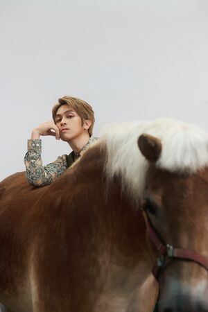 ▲幸星娛樂藝人洪小鈴、曾少宗、張家慧等人同台拍攝年曆鍾政均。（圖／幸星娛樂提供）