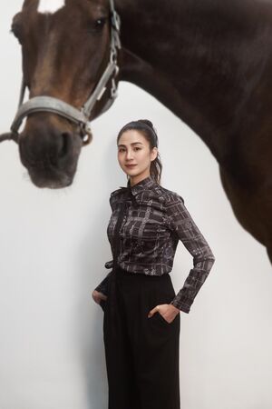 ▲幸星娛樂藝人洪小鈴、曾少宗、張家慧等人同台拍攝年曆鍾政均。（圖／幸星娛樂提供）