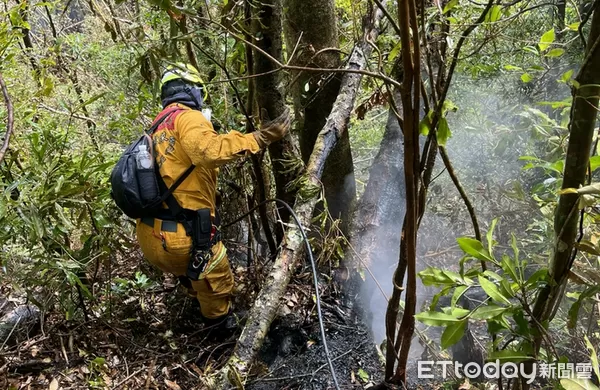 ▲▼ 古坑草嶺山林火警持續搶救中 。（圖／記者游瓊華翻攝）