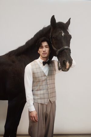 ▲幸星娛樂藝人洪小鈴、曾少宗、張家慧等人同台拍攝年曆鍾政均。（圖／幸星娛樂提供）