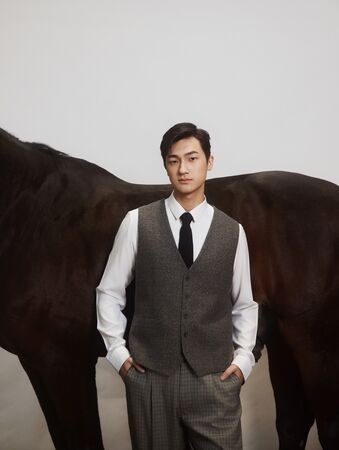 ▲幸星娛樂藝人洪小鈴、曾少宗、張家慧等人同台拍攝年曆鍾政均。（圖／幸星娛樂提供）