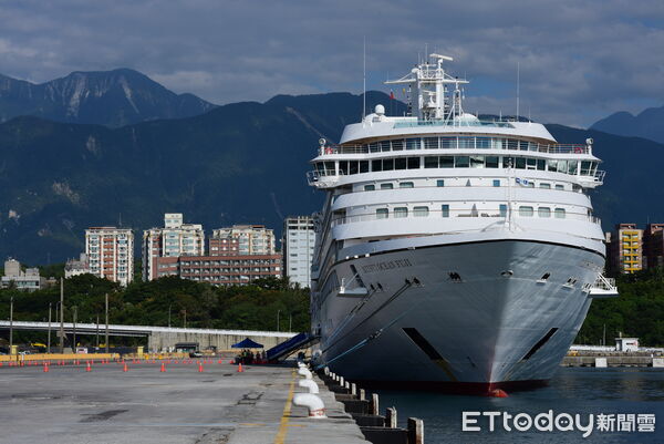 ▲海洋富士號駛入花蓮港。（圖／花蓮港務分公司提供資料照片，下同）