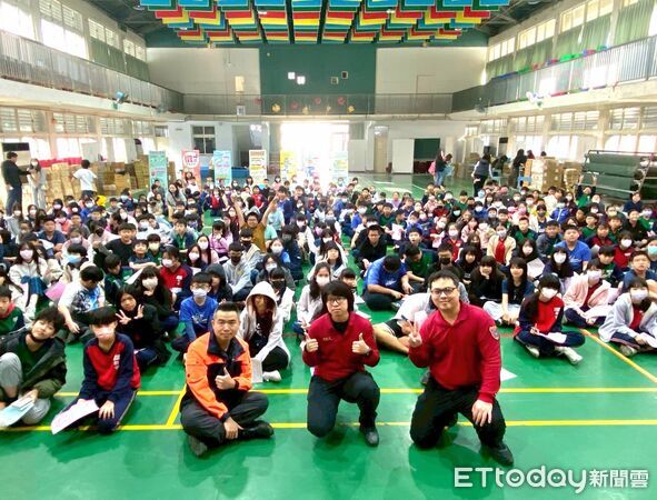 ▲台南市新市國小消防安全宣導，老師親自示範油盤滅火，學童近距離見證「拉瞄壓掃」威力。（記者林東良翻攝，下同）