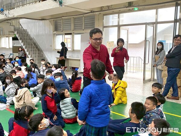 ▲台南市新市國小消防安全宣導，老師親自示範油盤滅火，學童近距離見證「拉瞄壓掃」威力。（記者林東良翻攝，下同）