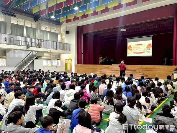 ▲台南市新市國小消防安全宣導，老師親自示範油盤滅火，學童近距離見證「拉瞄壓掃」威力。（記者林東良翻攝，下同）