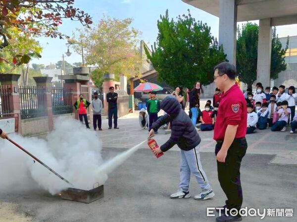 ▲台南市新市國小消防安全宣導，老師親自示範油盤滅火，學童近距離見證「拉瞄壓掃」威力。（記者林東良翻攝，下同）